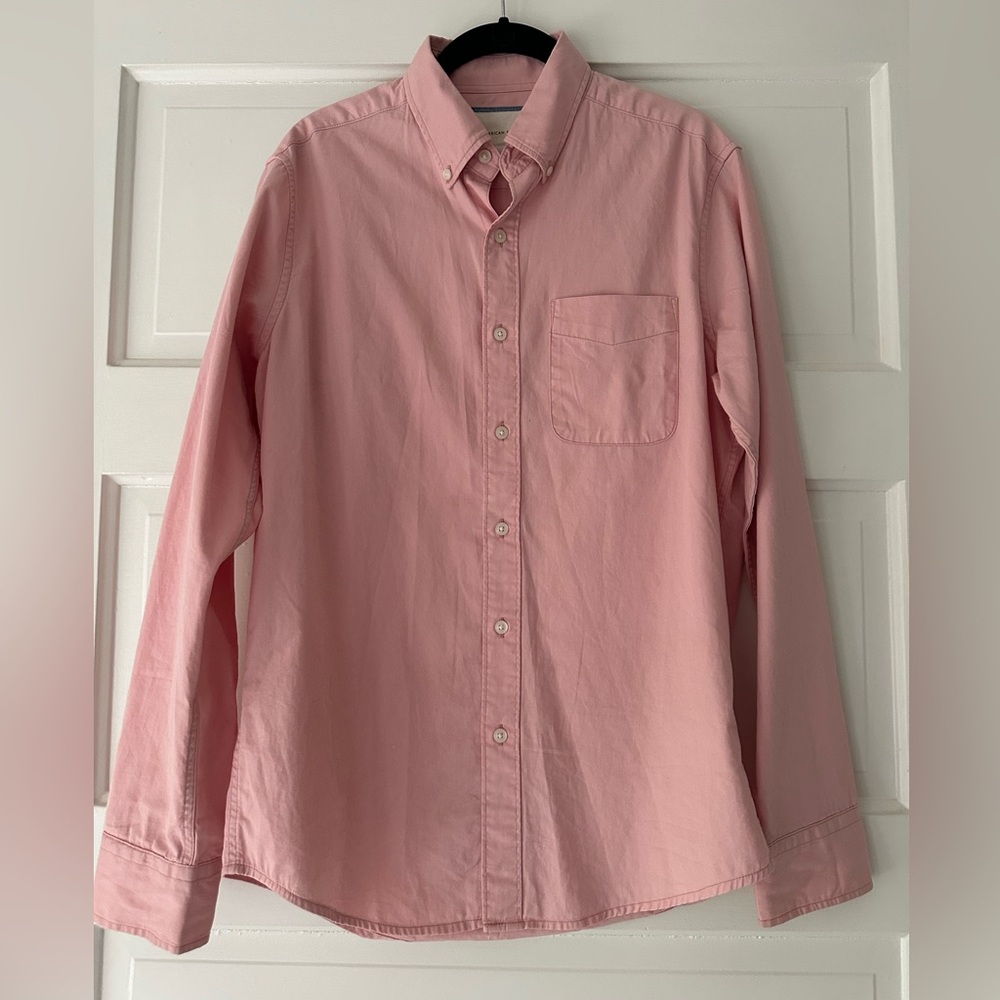 American Eagle Men’s twill Oxford button down shirt in salmon color.